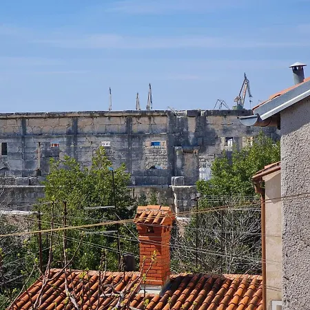Atraktivan Stan U Blizini Pulske Arene !! Apartment Pula