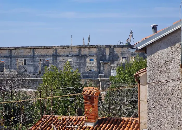 Arena - Atraktivan Stan!!! Lejlighed Pula